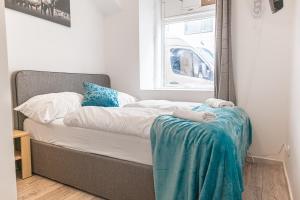 En eller flere senger på et rom på Standard 3BR Apt Near Hauptbahnhof