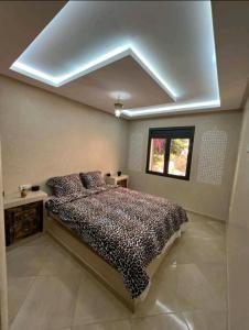 - une chambre avec un lit et un plafond avec des lumières dans l'établissement Les jardins berbères d'Agadir, à Agadir