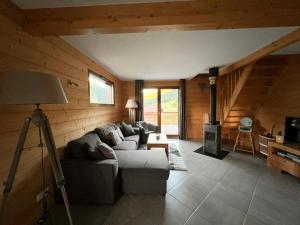 TV a/nebo společenská místnost v ubytování Casa de Monzel with 6-Person Jacuzzi & Panoramic View