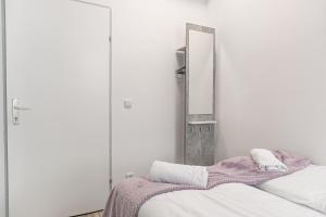 En eller flere senger på et rom på Standard 3BR Apt Near Hauptbahnhof