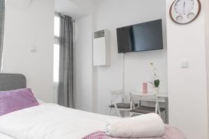 En TV eller et underholdningssystem på Standard 3BR Apt Near Hauptbahnhof