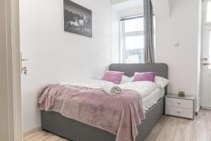 En eller flere senger på et rom på Standard 3BR Apt Near Hauptbahnhof