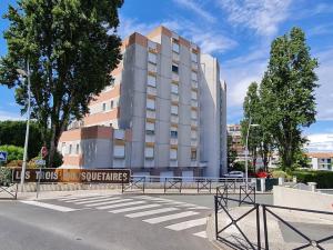 ein hohes Gebäude mit einem Schild davor in der Unterkunft Appartement Vaux-sur-Mer, 2 pièces, 4 personnes - FR-1-550-22 in Vaux-sur-Mer