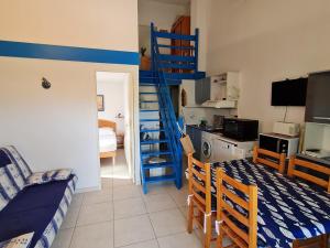 Zimmer mit einem Bett und einer blauen Treppe in der Unterkunft Appartement Les Mathes, 3 pièces, 4 personnes - FR-1-550-13 in Les Mathes