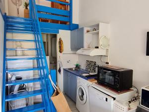 eine Küche mit einer blauen Leiter und einer Waschmaschine in der Unterkunft Appartement Les Mathes, 3 pièces, 4 personnes - FR-1-550-13 in Les Mathes