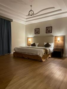 a bedroom with a large bed in a room at فخامة الجوهرة للشقق المخدومة ــــ للعائلات فقط ـــــ in Jeddah