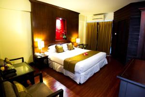Kama o mga kama sa kuwarto sa Chiangmai Gate Hotel