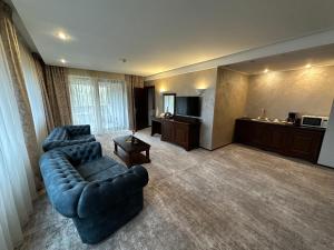 ein Wohnzimmer mit 2 Sofas und einem TV in der Unterkunft Hotel Alpin Aparthotel Apartament 301 in Poiana Brașov