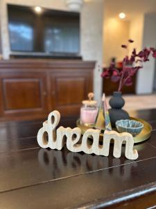 a table with the word learn spelled out on a counter at Hotel Alpin Aparthotel Apartament 301 in Poiana Brasov