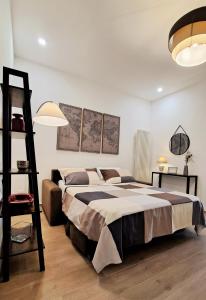 - une chambre avec un grand lit et une échelle dans l'établissement Nel cuore di Santa Maria degli Angeli, à Santa Maria degli Angeli