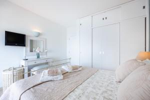 Katil atau katil-katil dalam bilik di CoolHouses Algarve, Luz, 1 bed flat, top floor, a stone's throw to the beach, Casa Isabell