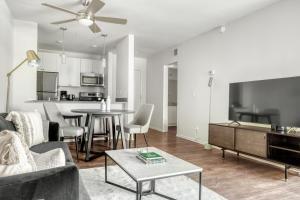 Η κουζίνα ή μικρή κουζίνα στο Pasadena 1BR w Gym Pool nr Colorado Ave LAX-860