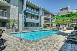 Πισίνα στο ή κοντά στο Pasadena 1BR w Gym Pool nr Colorado Ave LAX-860