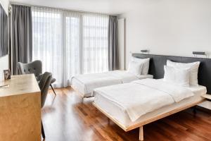 Giường trong phòng chung tại Vienna House by Wyndham Martinspark Dornbirn