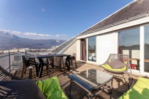 een patio met een tafel en stoelen op een balkon bij Residhotel Le Central'Gare in Grenoble