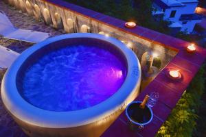 uma grande banheira azul com luzes à volta em Villa Nina Amalfi em Amalfi