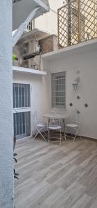 eine Terrasse mit einem Tisch und Stühlen in einem Gebäude in der Unterkunft Case di Paola Via Melo appartamenti in Bari