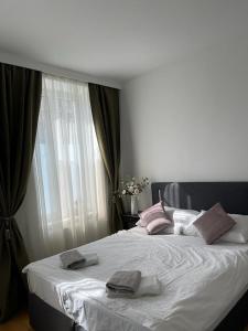維也納的住宿－Vienna city apartment 2，一张白色的床,上面有两条毛巾