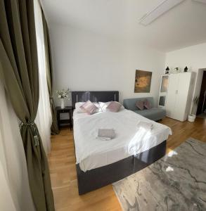 ウィーンにあるVienna city apartment 2のベッドルーム(大型ベッド1台、ソファ付)