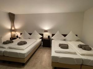 Postel nebo postele na pokoji v ubytování Wunderschöne Wohnung am See mit Sauna & Whirlpool
