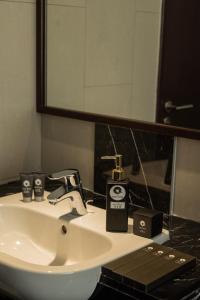 Koupelna v ubytování Opulent Seaview Projector Lounge by The Only Bnb