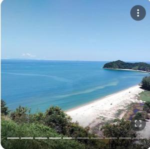 een luchtzicht op een strand met blauw water bij Adam Homestay Besut in Kampung Raja