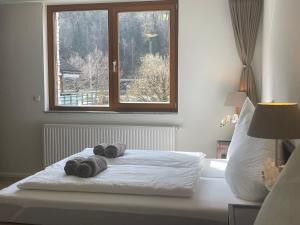 a bedroom with a bed with towels on it at Wunderschöne Wohnung am See mit Sauna & Whirlpool in Unterterzen