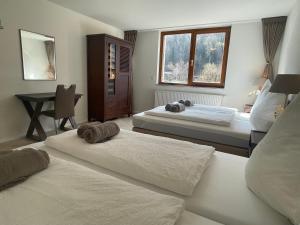 Postel nebo postele na pokoji v ubytování Wunderschöne Wohnung am See mit Sauna & Whirlpool