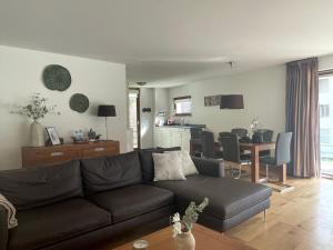Posezení v ubytování Wunderschöne Wohnung am See mit Sauna & Whirlpool