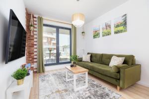 Televízia a/alebo spoločenská miestnosť v ubytovaní Wiślane Tarasy Lux Apartments Cracow by Renters Prestige