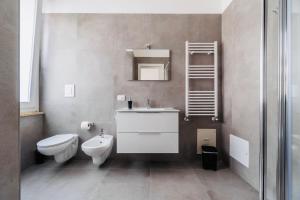 bagno con lavandino bianco e servizi igienici di The Novels Suite a Bari