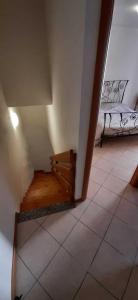 Habitación con escalera y banco en una habitación en Altopiano del sole, en Lozio