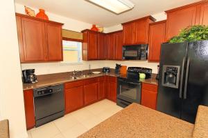 Kitchen o kitchenette sa Calabria Luxury 6 Bed Pool Spa home, CONSONSERVATION View, Disney 5 minutes by Orlando Holiday Rental Homes 9124