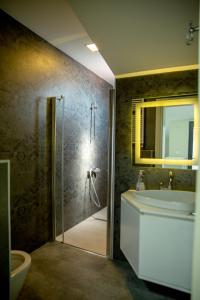 W łazience znajduje się prysznic, wanna i umywalka. w obiekcie Duplex Loft mit Panorama Seaview w mieście Kusadası