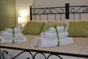 un mucchio di asciugamani seduti sopra un letto di Karina's Rooms a Taranto