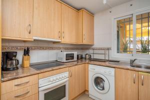Don Juan apartment with pool in Carvajal by Costarentals - Ref 98的厨房或小厨房