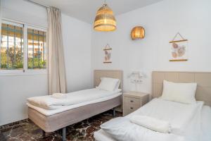 福恩吉罗拉Don Juan apartment with pool in Carvajal by Costarentals - Ref 98的有两张床和一扇窗户的房间 更多30张照片