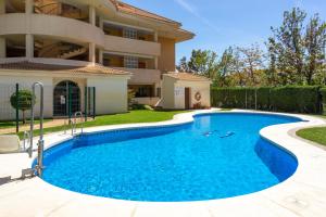 Don Juan apartment with pool in Carvajal by Costarentals - Ref 98内部或周边的泳池
