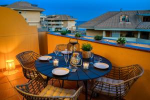 - Mesa azul con sillas en el balcón en Don Juan apartment with pool in Carvajal Ref 98, en Fuengirola