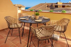 Don Juan apartment with pool in Carvajal by Costarentals - Ref 98的阳台或露台