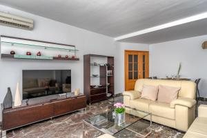 sala de estar con sofá y mesa de centro en Don Juan apartment with pool in Carvajal Ref 98, en Fuengirola