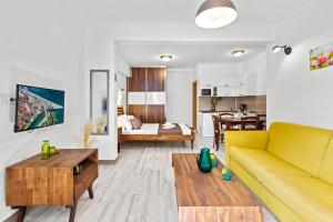 sala de estar con sofá amarillo y mesa en Apartments Casa Mia, en Kotor