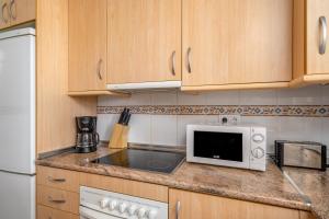 Don Juan apartment with pool in Carvajal by Costarentals - Ref 98的厨房或小厨房