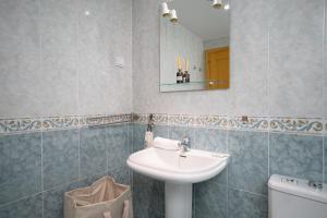 Don Juan apartment with pool in Carvajal by Costarentals - Ref 98的一间浴室