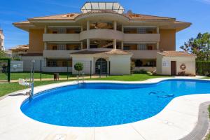 Don Juan apartment with pool in Carvajal by Costarentals - Ref 98内部或周边的泳池