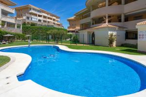 Don Juan apartment with pool in Carvajal by Costarentals - Ref 98内部或周边的泳池