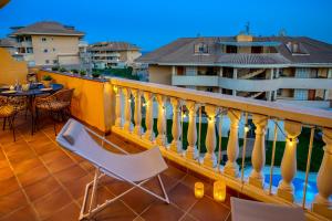 Don Juan apartment with pool in Carvajal by Costarentals - Ref 98的阳台或露台