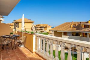 Don Juan apartment with pool in Carvajal by Costarentals - Ref 98的阳台或露台