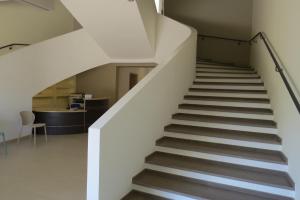 a staircase in a loft with a desk at San Giuseppe Casa per Ferie in Quercianella