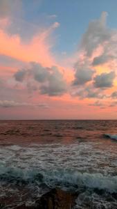 a sunset over the ocean with the waves at San Giuseppe Casa per Ferie in Quercianella